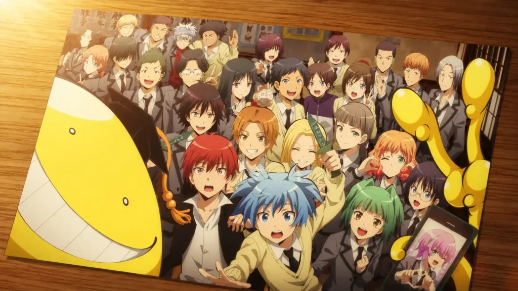 عکس یادگاری احساسی کلاس 3-E از Assassination Classroom روی یک میز چوبی قرار دارد. کورو-سنسه با لبخند همیشگی در کنار دانشآموزان دیده میشود و همه با چهرههایی شاد و صمیمی برای دوربین ژست گرفتهاند. ناگیسا، کارما، کائهده و سایر اعضای کلاس در مرکز تصویر حضور دارند و فضای گرم و نوستالژیک پایان داستان را تداعی میکند. در گوشه عکس، نمایشگر گوشی تصویری از یکی از اعضای غایب کلاس را نشان میدهد و حس دوستی و خاطرات مشترک را پررنگتر میکند.
